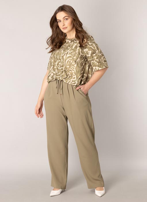 Pantalon kaki grande taille Yara vue face porte - Giulia Collection Coutances